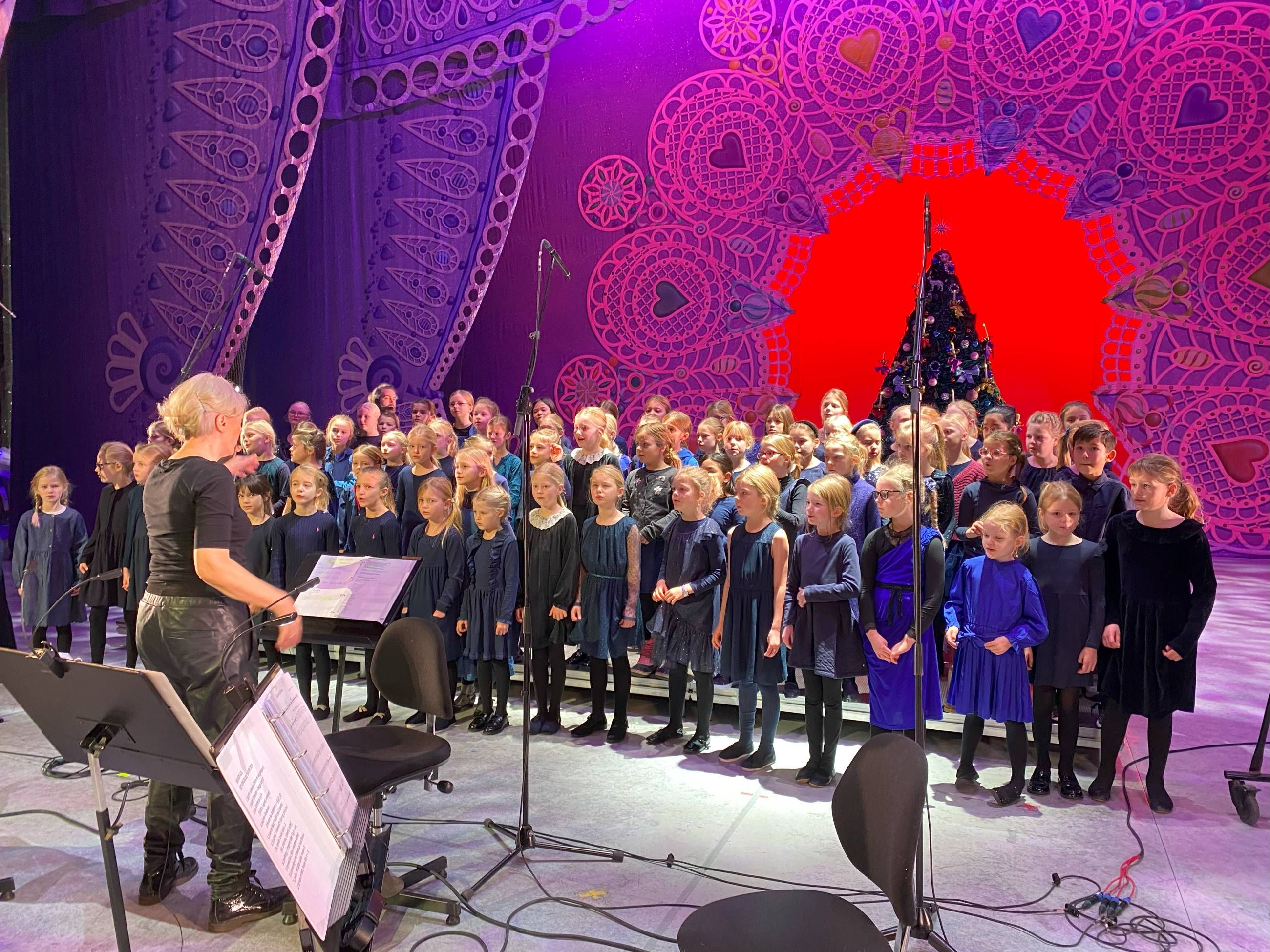 Pia Boysen instruerer Børnekoret