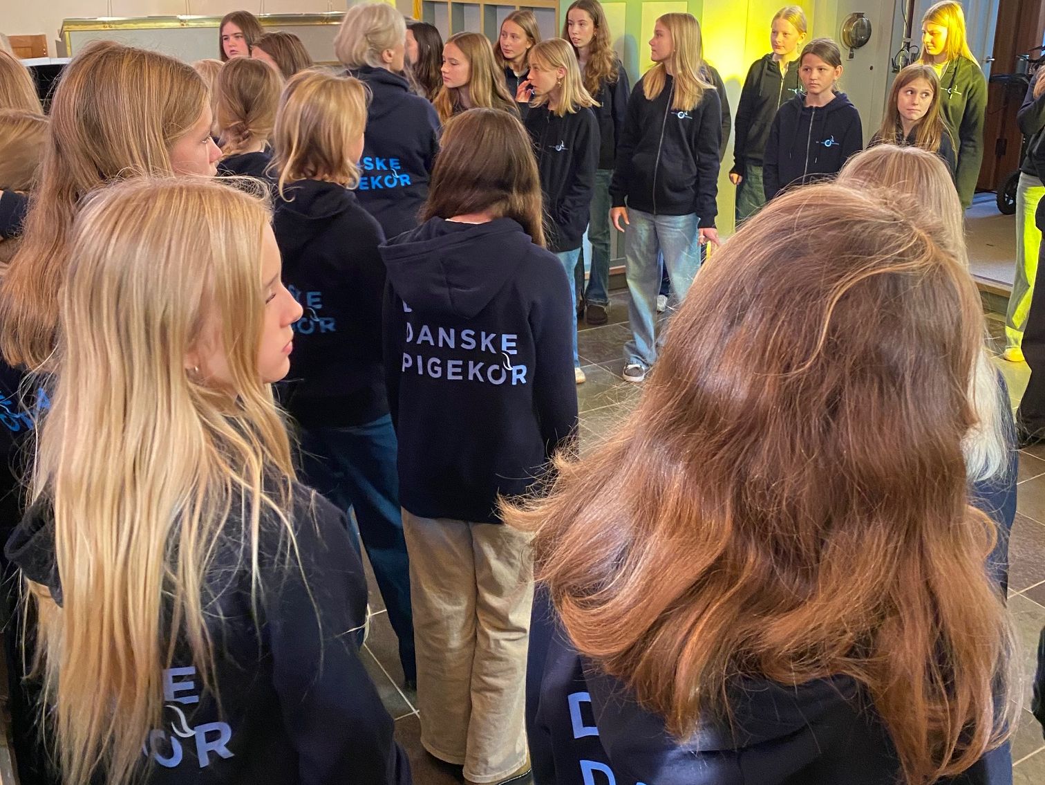 Det Danske Juniorkor i koncerttøj